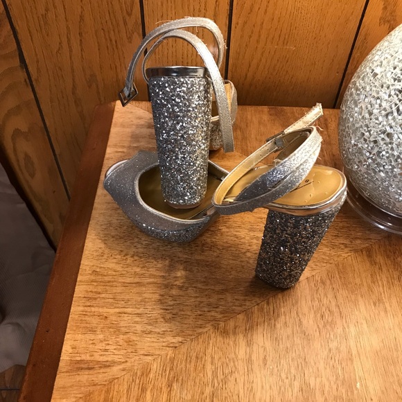 BADGLEY MISCHKA Shoes Open Toe Platform - Silver Sparkle-Size 9 -Good Condition - Picture 11 of 15